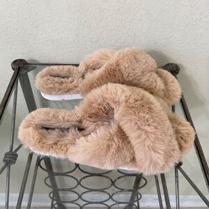 Dolce Vita slippers women’s US size 7  Faux Fur SOFT.